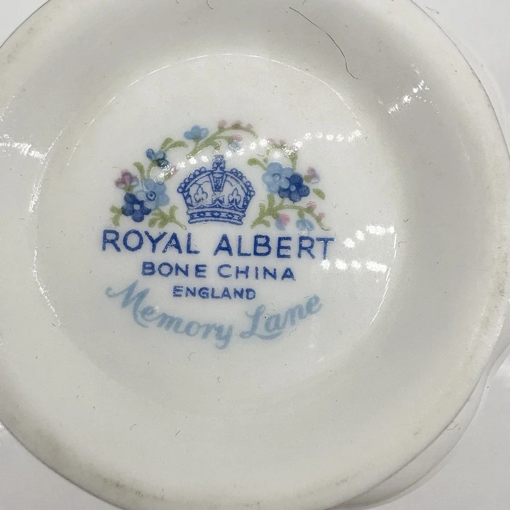 Vintage Royal Albert Memory Lane Tea Cup &‎ Saucer England Blue Floral Gold Trim